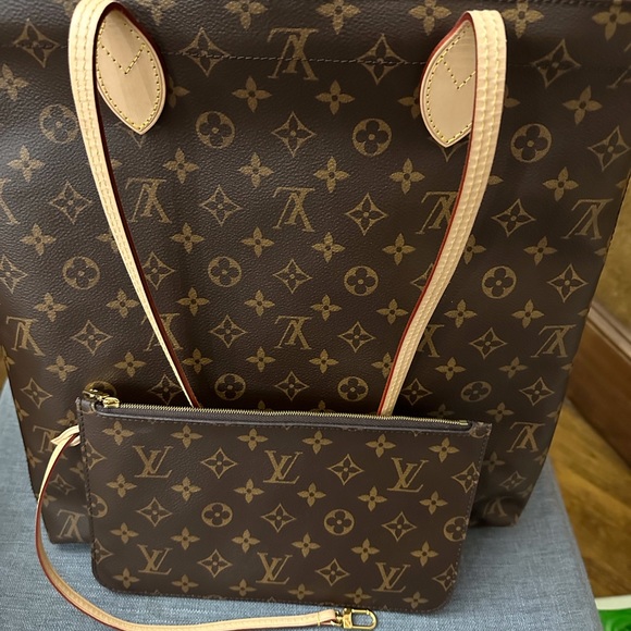 Louis Vuitton Handbags - Authentic Louis Vuitton “Carry It”.